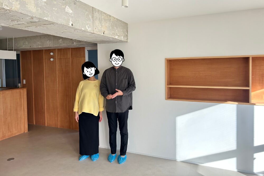竣工確認の日の夫婦と室内の画像