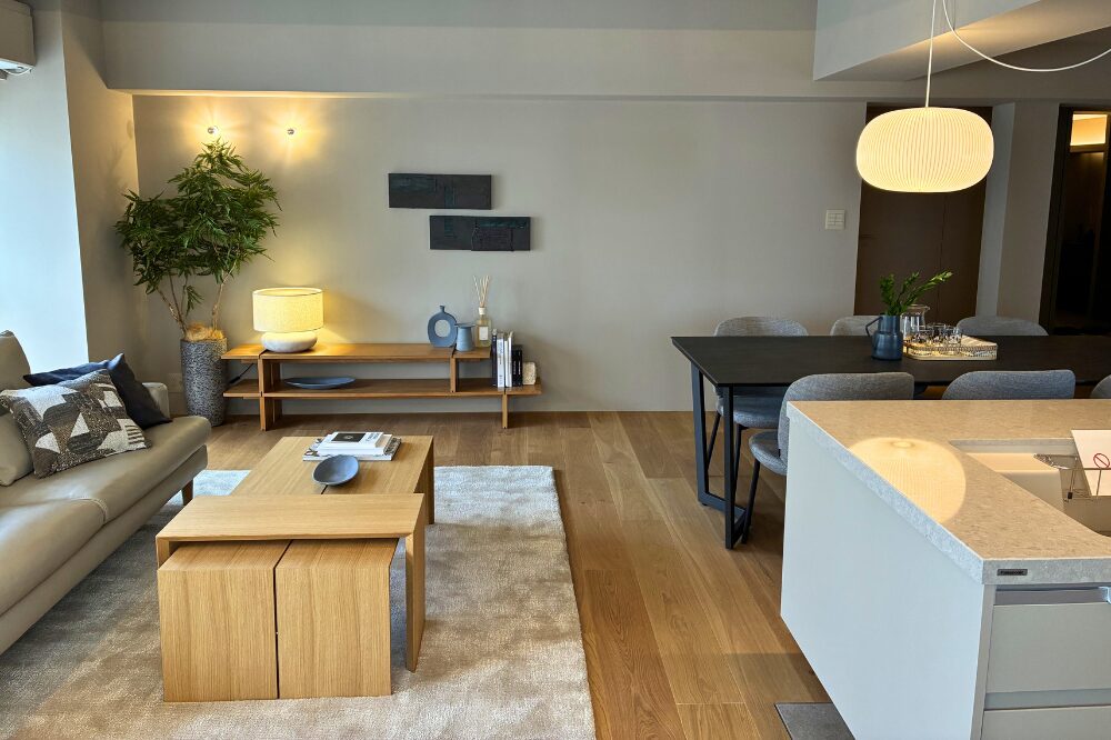 G1コンセプトルームのソファとダイニングテーブル